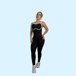 MODELO CON CONJUNTO CEÑIDO NEGRO