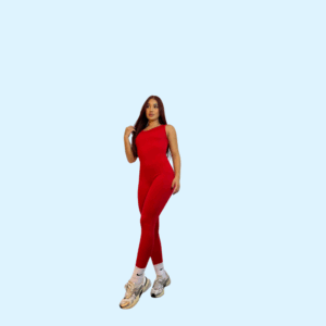 MODELO CON CONJUNTO CEÑIDO ROJO