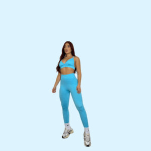 Sky vibes. Este set celeste con top triangular cruzado es ideal para destacar tu figura con actitud y estilo. Perfecto para días activos o solo verte divina. 🌤️✨